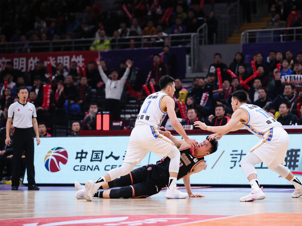 CBA赛场文明倡议 曾凡博伤情最新公布 体育比赛讲究竞技性,但文明性同样不可忽视
